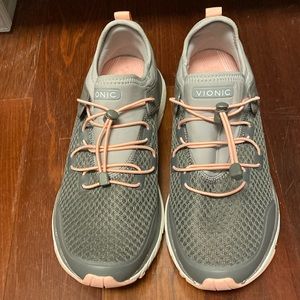 Vionic London Women’s sneaker with Bungee Laces